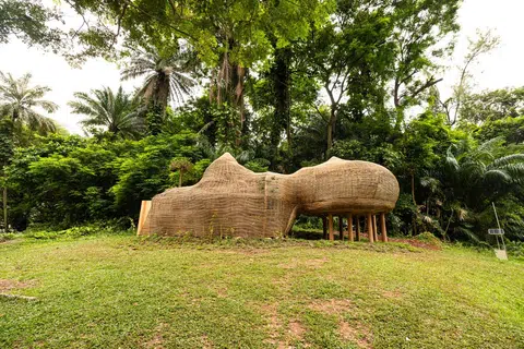 Karya seni, ‘Rattan Eco Sprawl: Manifesting the Forest’ terletak di kawasan menghijau di salah satu sudut di Spottiswoode Park, di kawasan Tanjong Pagar. Dihasilkan khusus daripada rotan, bentuk beralun itu menggabungkan unsur alam semula jadi, seperti gunung dan busut, tempat serangga bersarang.