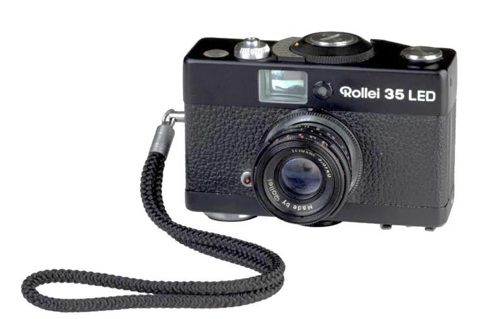 KAMERA TEMPATAN: Tahukah anda bahawa kamera Rollei Led 35, yang dikenali di dalam dan luar negara kerana kualitinya, merupakan produk buatan tempatan yang membanggakan Singapura pada 1970-an? Rollei adalah salah satu syarikat antarabangsa yang menubuhkan operasi di Singapura semasa tahun perindustrian apabila pemimpin pengasas Singapura meneruskan visi berani untuk mengubah ekonomi tempatan. Untuk mencapainya, Singapura perlu menunjukkan kepada dunia bahawa ia terbuka untuk perniagaan. Pemimpin generasi pertama dan rakyat pada waktu itu harus tabah menghadapi cabaran, sambil kekal terbuka dan boleh menyesuaikan diri dengan peluang baharu - Foto FOUNDERS' MEMORIAL COMMITEE