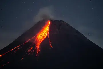 TERUS AKTIF: Setelah letusan pada 12 Disember lalu (gambar), Gunung Merapi kini aktif semula dengan mengeluarkan awan panas pada awal pagi 23 Januari, kata pihak berkuasa Indonesia.