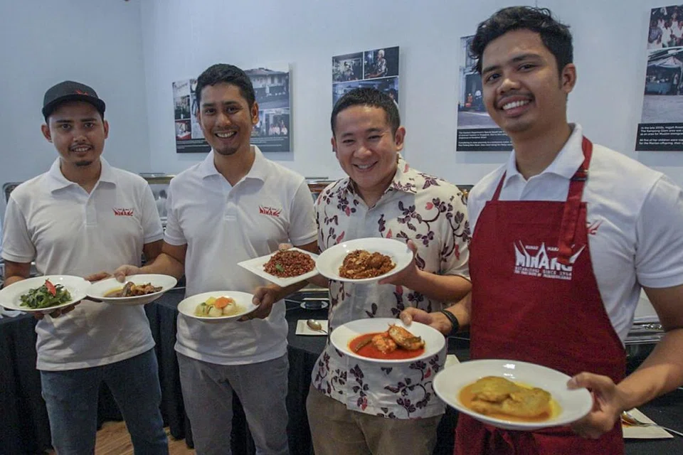 LEBIH BERKHASIAT: Encik Amrin (dua dari kanan) bersama generasi ketiga pemilik perniagaan restoran Rumah Makan Minang (dari kiri) Encik Nazri Zin, Encik Hazmi Zin dan Encik Ariff Zin memperkenalkan hidangan sihat lauk-pauk Melayu yang kini ditawarkan restoran tersebut mulai semalam. - Foto BH oleh IQBAL FAIZAL