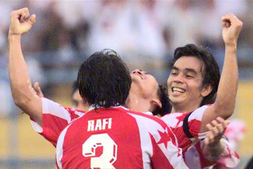 Bekas pemain pertahanan Singapura, Nazri Nasir (tengah) mengangkat kedua-dua tangannya selepas menjaringkan gol kedua Singapura ke atas Indonesia di separuh akhir Kejohanan Bola Sepak ASEAN AFF 1998, di mana Singapura menang 2-1 di Stadium Ho Chi Minh pada 3 September 1998.  Beliau meraikannya bersama bekas pemain pertahanan negara, Rafi Ali (membelakangkan kamera) dan Zulkarnaen Zainal.