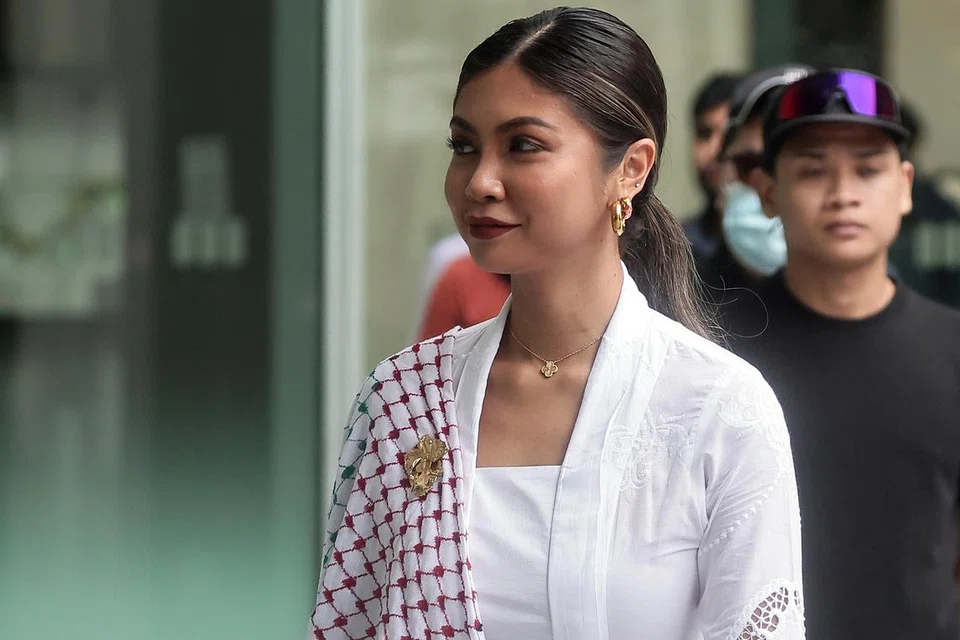Permohonan Siti Amirah Mohamed Asrori untuk meninggalkan Singapura ke Batam  diluluskan Hakim Daerah Brenda Tan pada 3 Disember.