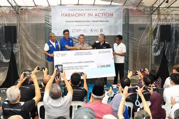 Menteri Kebudayaan, Masyarakat dan Belia merangkap Menteri Kedua Undang-Undang, Encik Edwin Tong (tengah), menyaksikan penyampaian cek berjumlah $538,000 yang telah dikumpulkan menerusi satu kempen pengumpulan dana dinamakan ‘Harmony-In-Action’ (HIA) kepada Yayasan Rahmatan Lil Alamin (RLAF) dalam satu majlis di Madrasah Aljunied pada 1 Disember. Turut bersama beliau adalah (dari kiri) Pengerusi RLAF, Encik Abdul Razak Maricar; Ketua Pegawai Eksekutif RLAF, Encik Adnan Abdul Hamid; Pengerusi Majlis Penyelaras Harmony Circle, Paderi Andrew Khoo; dan Timbalan Pengerusi Humanity Matters, Encik Noor Mohamed Marican.