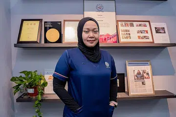 JURURAWAT BELAJAR SEPANJANG HAYAT: Cik Norsila Hamid kini penolong pengurus jururawat (klinisian) di Thye Hua Kwan Moral Charities. Beliau meraih ijazah dalam kejururawatan pada 2021, dengan pengajiannya dibiayai majikannya. - Foto BH oleh NUR DIYANA TAHA