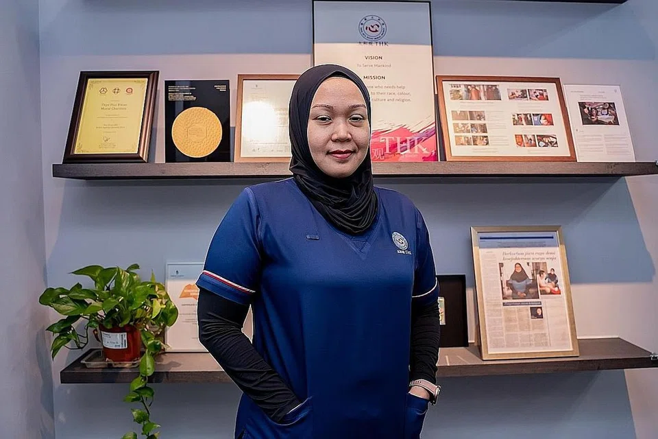 JURURAWAT BELAJAR SEPANJANG HAYAT: Cik Norsila Hamid kini penolong pengurus jururawat (klinisian) di Thye Hua Kwan Moral Charities. Beliau meraih ijazah dalam kejururawatan pada 2021, dengan pengajiannya dibiayai majikannya. - Foto BH oleh NUR DIYANA TAHA