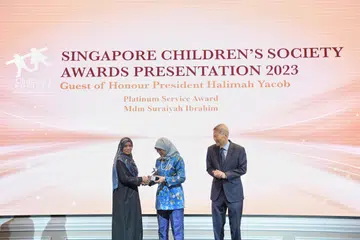 DIIKTIRAF: Cik Suraiyah Ibrahim diiktiraf dengan Anugerah Perkhidmatan Platinum bagi dedikasinya selama 20 tahun sebagai relawan Program Sokongan Saksi yang Mudah Terpengaruh (VWSP) bersama Persatuan Kanak-kanak Singapura. Menyampaikan anugerah itu adalah Presiden Halimah dan pengerusi Persatuan Kanak-Kanak Singapura, Encik Koh Choon Hui, di Orchard Hotel pada Sabtu.