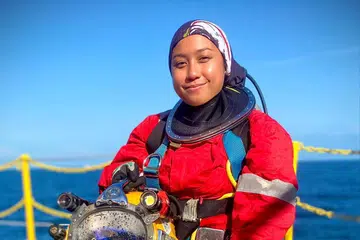 Sebelum meceburi bidang selam komersial, Cik Amirah Mokhlis mendapatkan pelbagai pensijilan untuk memastikan beliau mahir melakukan kerja dalam persekitaran bawah air. Gambar dipetik ketika beliau bersiap sedia sebelum menyelam di Sri Lanka.