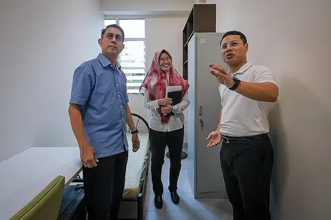 LEBIH SELESA: Encik Desmond Lee (kanan) sempat mengunjungi salah sebuah unit SRSF bersama Dr Faishal dan ditemani Cik Yeo Chin Chin, yang merupakan timbalan pengarah Pengurusan Perumahan Sewa HDB. - Foto ST