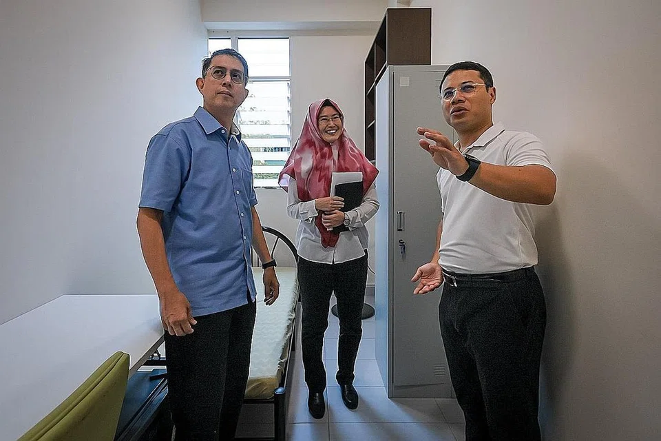 LEBIH SELESA: Encik Desmond Lee (kanan) sempat mengunjungi salah sebuah unit SRSF bersama Dr Faishal dan ditemani Cik Yeo Chin Chin, yang merupakan timbalan pengarah Pengurusan Perumahan Sewa HDB. - Foto ST