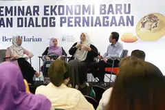 TINGKATKAN MUTU PRODUK: Pemilik syarikat kuih jongkong Lemaq, Cik Nerita Yolanda (dua dari kiri), dan pemilik syarikat produk pes Asyura, Cik Norhuda Rabani (tiga dari kiri), mengongsi tentang kisah perjalanan perniagaan mereka dan bagaimana Pusat Sumber dan Inovasi Makanan (FIRC) telah membantu mempertingkat mutu produk mereka semasa Seminar Ekonomi Baru dan Dialog Perniagaan di Politeknik Singapura semalam. Bersama mereka ialah koresponden Berita Harian, Cik Shahida Sarhid (kiri), dan Pengarah Pusat bagi FIRC, Encik Koh Kok Sin (kanan). - Foto BH oleh KHALID BABA