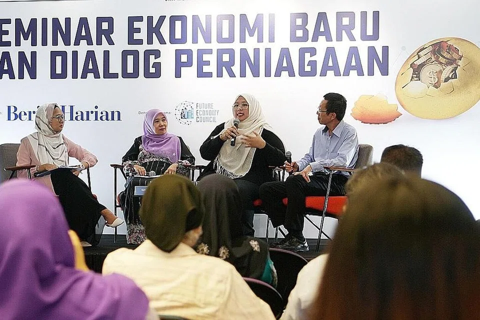 KONGSI ILMU: Pemilik syarikat kuih jongkong Lemaq, Cik Nerita Yolanda (dua dari kiri), dan pemilik syarikat produk pes Asyura, Cik Norhuda Rabani (tiga dari kiri), mengongsi kisah perjalanan perniagaan mereka dan bagaimana FIRC membantu mempertingkat mutu produk mereka semasa 'Seminar Ekonomi Baru dan Dialog Perniagaan' di Politeknik Singapura pada 11 November lalu. Bersama mereka ialah koresponden Berita Harian, Cik Shahida Sarhid (kiri), dan Pengarah Pusat bagi FIRC, Encik Koh Kok Sin (kanan). - Foto fail 