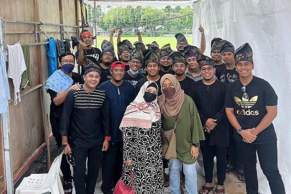 DI BAZARIA MARSILING: Afiliasi serta guru-guru (Cikgu Muszalifa Aman (kiri) dan Cikgu Khairunnisak Hussain) di BazaRia Marsiling sempena pelancaran lagu 'Tibanya Syawal'. - Foto-foto KIDZER SALIM