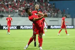 Ikhsan Fandi meraikan kejayaannya bersama abangnya, Irfan Fandi, selepas menjaringkan gol dalam kemenangan 4-0 Singapura menentang Mongolia dalam satu perlawanan persahabatan pada 31 Mei.