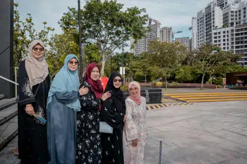 Adik-beradik terdiri daripada (dari kiri) Cik Rokiah Ismail, Cik Rohani Ismail, Cik Rohana Ismail, Cik Rahyu Ismail, dan Cik Rohaida Ismail, bergambar di hadapan flat perumahan berdekatan Jeti Punggol yang merupakan tapak rumah mereka di Kampong Wak Sumang dahulu.
