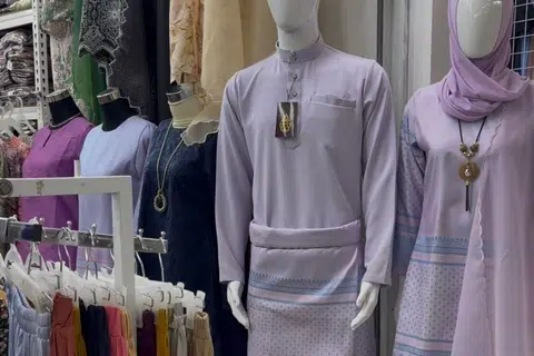 Di KWC, pakaian untuk seisi keluarga dalam segala warna boleh dicari dalam harga bajet.