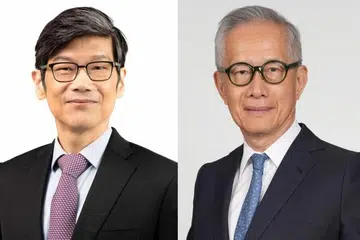Encik Ng Chee Khern (kiri) akan mengambil alih daripada Encik Edmund Cheng yang akan meletak jawatan selepas berkhidmat lebih sembilan tahun di Penguasa Penerbangan Awam Singapura (CAAS).