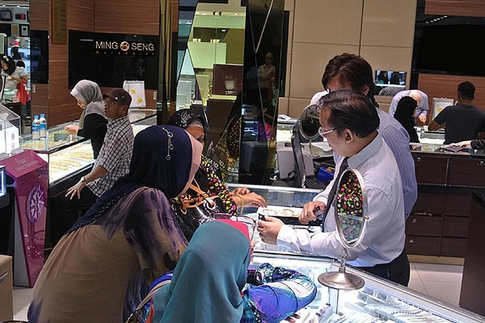TETAP STABIL: Penjualan emas Ming Seng secara umumnya tetap stabil, tetapi dengan ketidaktentuan harga emas sejak akhir-akhir membuat pelanggan lebih berjimat apabila berbelanja. - Foto MING SENG JEWELLERY