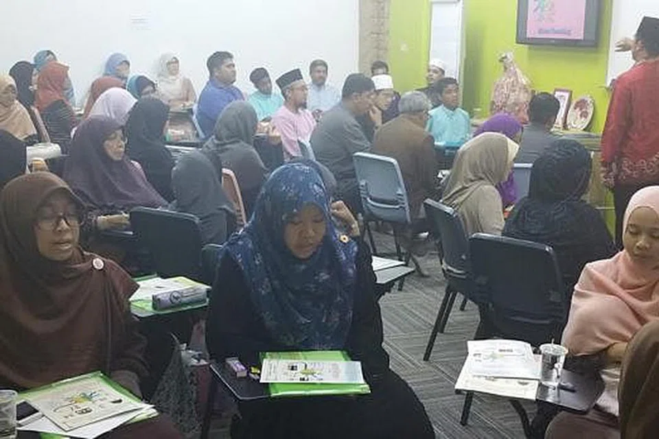 KAEDAH BELAJAR BERKESAN: Mempelajari Al-Quran menggunakan cara Program Hafazan Neuro Nadi didapati sangat baik dan memudahkan seseorang pelajar menghafal dengan cepat. - Foto D'XP MANAGEMENT & SERVICES