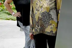 AIR DICINCANG TIDAK AKAN PUTUS: Pasangan anak dan bapa - Cik Fatimah dan Encik Mohsin - telah melalui pelbagai ranjau dan duri, namun hubungan mereka terus rapat, malah Cik Fatimah menyifatkan bapanya sebagai inspirasi beliau dalam dunia niaga dan kehidupan. - Foto BM oleh KHALID BABA
