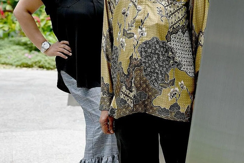 AIR DICINCANG TIDAK AKAN PUTUS: Pasangan anak dan bapa - Cik Fatimah dan Encik Mohsin - telah melalui pelbagai ranjau dan duri, namun hubungan mereka terus rapat, malah Cik Fatimah menyifatkan bapanya sebagai inspirasi beliau dalam dunia niaga dan kehidupan. - Foto BM oleh KHALID BABA