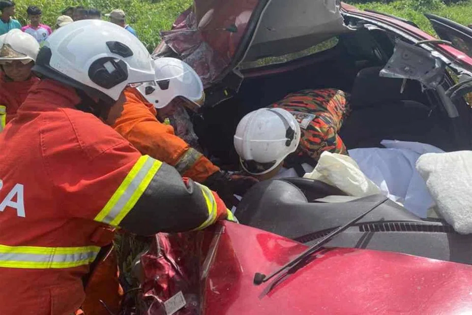 Dua beradik, Allahyarham Joll Mohamad dan Allahyarhamha Latifah Mohamad, terkorban setelah kereta mereka terlibat dalam satu kemalangan dengan lori simen pada 15 April di Jalan Stirau, Stumbin.