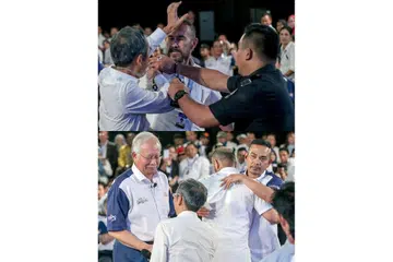 POLIS CUBA LERAI KEKECOHAN: Kekecohan berlaku apabila pelawak Sulaiman Yassin, atau Mat Over (tengah dalam gambar atas sekali ) menampar penerbit filem David Teo di depan Datuk Seri Najib Razak dan Datuk Rosyam Nor. Mereka berdua kemudian berdamai dengan bermaaf-maafan dan bersalaman di depan Datuk Seri Najib dan Rosyam (kiri dan kanan dalam gambar atas). - Foto NSTP