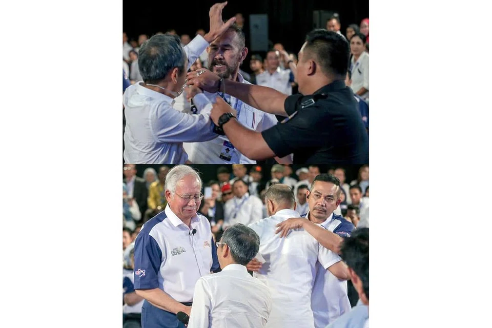 POLIS CUBA LERAI KEKECOHAN: Kekecohan berlaku apabila pelawak Sulaiman Yassin, atau Mat Over (tengah dalam gambar atas sekali ) menampar penerbit filem David Teo di depan Datuk Seri Najib Razak dan Datuk Rosyam Nor. Mereka berdua kemudian berdamai dengan bermaaf-maafan dan bersalaman di depan Datuk Seri Najib dan Rosyam (kiri dan kanan dalam gambar atas). - Foto NSTP