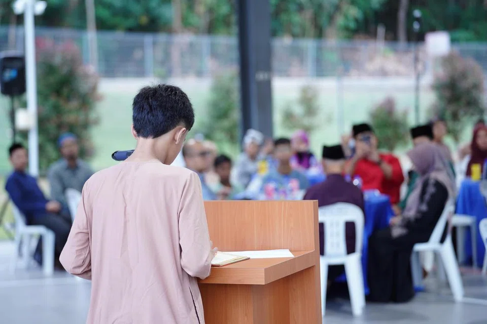 Salah seorang penghuni RKM membaca Al-Quran semasa majlis Iftar Rumah Kebajikan Muhammadiyah (RKM) pada 22 Mac.