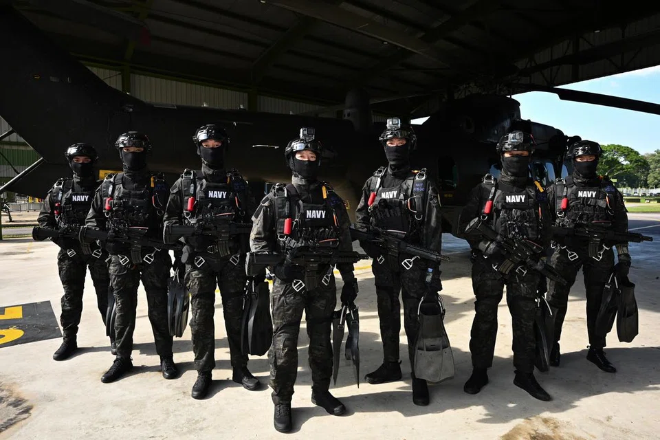 Penyelam tentera laut daripada Angkatan Laut Republik Singapura (RSN) akan melakukan terjunan bebas secara berurutan daripada helikopter ‘Medium Lift’ H225M Angkatan Udara Republik Singapura (RSAF) semasa segmen pra-perbarisan untuk Perbarisan Hari Kebangsaan (NDP) 2025.
