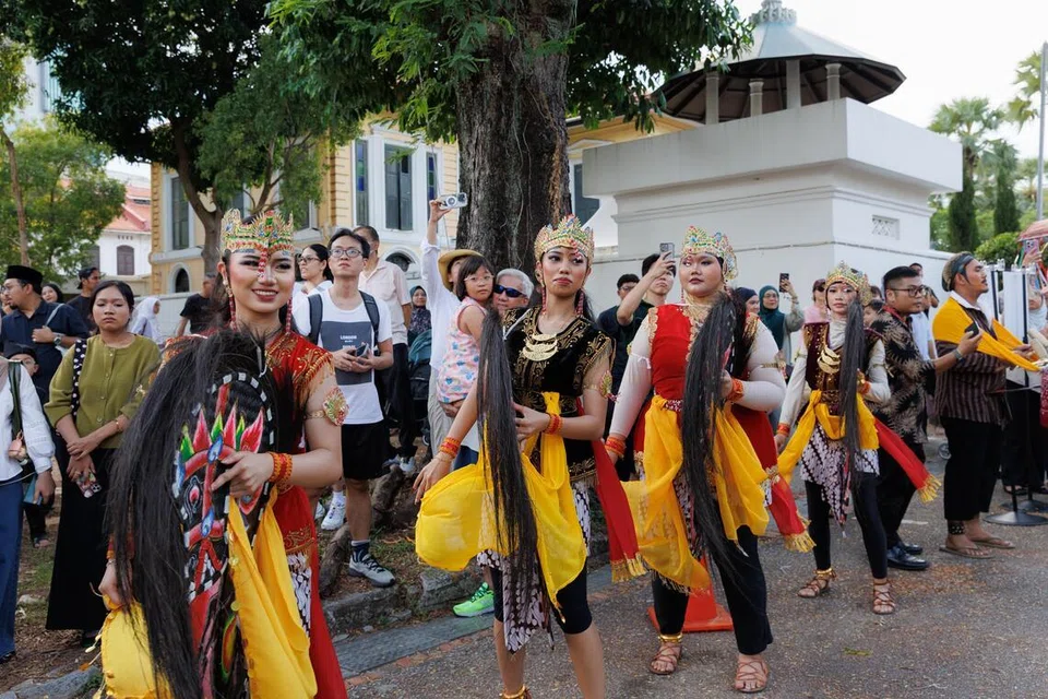 Perarakan Pecah Panggung antara lain menampilkan penari kuda kepang yang lengkap dengan kostum persembahan mereka.
