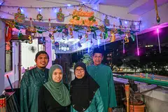 Tiap-tiap tahun, Encik Azmi Mohamed dan isterinya, Cik Nurahzia Abdulrahim, meneruskan tradisi yang dimulakan bapa dan ibunya, Encik Mohamed Tahir dan Cik Haminah Neemat, menghiasi rumah dan koridor rumah mereka di Serangoon Avenue 4 dengan lampu lap-lip bagi menambah kemeriahan Lebaran.