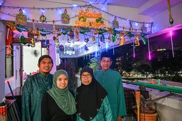 Tiap-tiap tahun, Encik Azmi Mohamed dan isterinya, Cik Nurahzia Abdulrahim, meneruskan tradisi yang dimulakan bapa dan ibunya, Encik Mohamed Tahir dan Cik Haminah Neemat, menghiasi rumah dan koridor rumah mereka di Serangoon Avenue 4 dengan lampu lap-lip bagi menambah kemeriahan Lebaran.