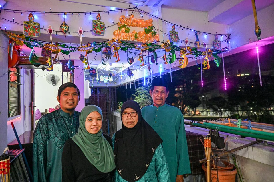 Tiap-tiap tahun, Encik Azmi Mohamed dan isterinya, Cik Nurahzia Abdulrahim, meneruskan tradisi yang dimulakan bapa dan ibunya, Encik Mohamed Tahir dan Cik Haminah Neemat, menghiasi rumah dan koridor rumah mereka di Serangoon Avenue 4 dengan lampu lap-lip bagi menambah kemeriahan Lebaran.