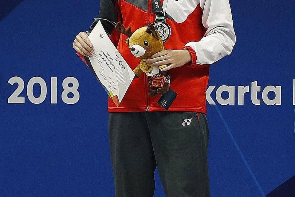 MENYERLAH: Srikandi renang, Roanne Ho, mengatasi segala cabaran untuk memenangi pingat perak yang mengejutkan melalui acara 50 meter kuak dada. - Foto REUTERS