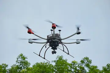 BANTU OPERASI: Dron PUB dilengkapi teknologi sistem penderiaan jarak jauh dan kamera bagi melakukan analisis video secara langsung yang dapat membantu PUB memantau mutu air dan memastikan kegiatan air dilakukan dengan selamat. - Foto PUB
