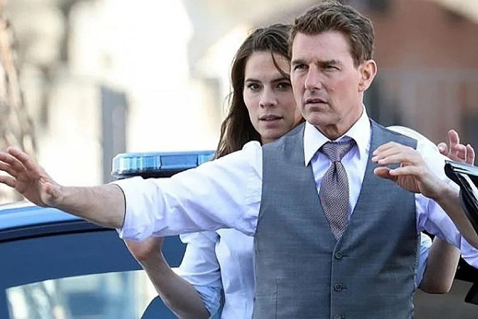 AKSI NEKAD TETAP ADA: Pada usia 60 tahun, pelakon Tom Cruise masih teruja melakukan aksi nekad bermotosikal dan luncur udara dalam filem 'Mission Impossible - Dead Reckoning Part One'. Bersamanya ialah pelakon Hayley Atwell selaku Grace. - Foto PARAMOUNT PICTURES