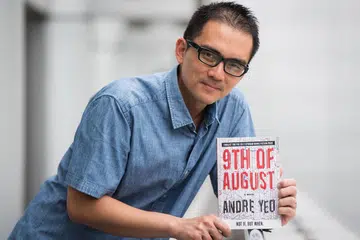 SAMPAIKAN KEPRIHATINAN: Encik Yeo tergerak menulis cereka tentang serangan pengganas di Singapura kerana ingin menambah kesedaran awam tentang ancaman pengganasan. - Foto BH oleh SYAMIL SAPARI
