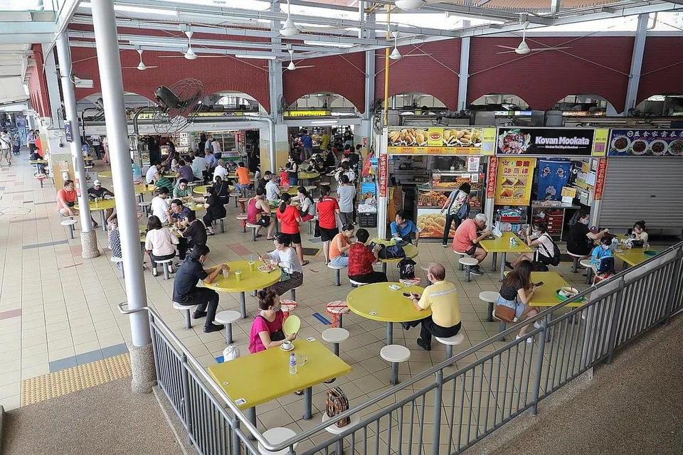 DILONGGAR: Fasa ketiga akan menyaksikan had orang di tempat awam seperti pusat penjaja dan beli-belah serta tempat-tempat beribadah dilonggar lagi. - Foto fail