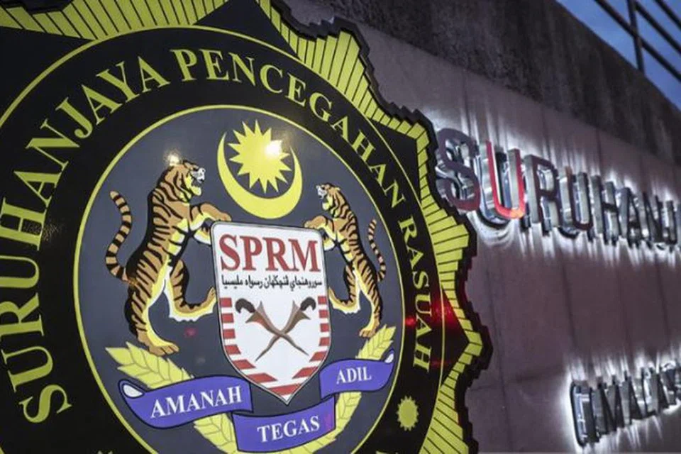 Suruhanjaya Pencegahan Rasuah Malaysia (SPRM) kini menyiasat seorang tokoh perniagaan bergelar Tan Sri, dan telah membekukan 83 akaun bank milik lima individu dan 15 syarikat melibatkan nilai kira-kira RM158.26 juta, dalam siasatan kes pengubahan wang haram membabitkan pemilikan saham Sapura Energy Berhad.