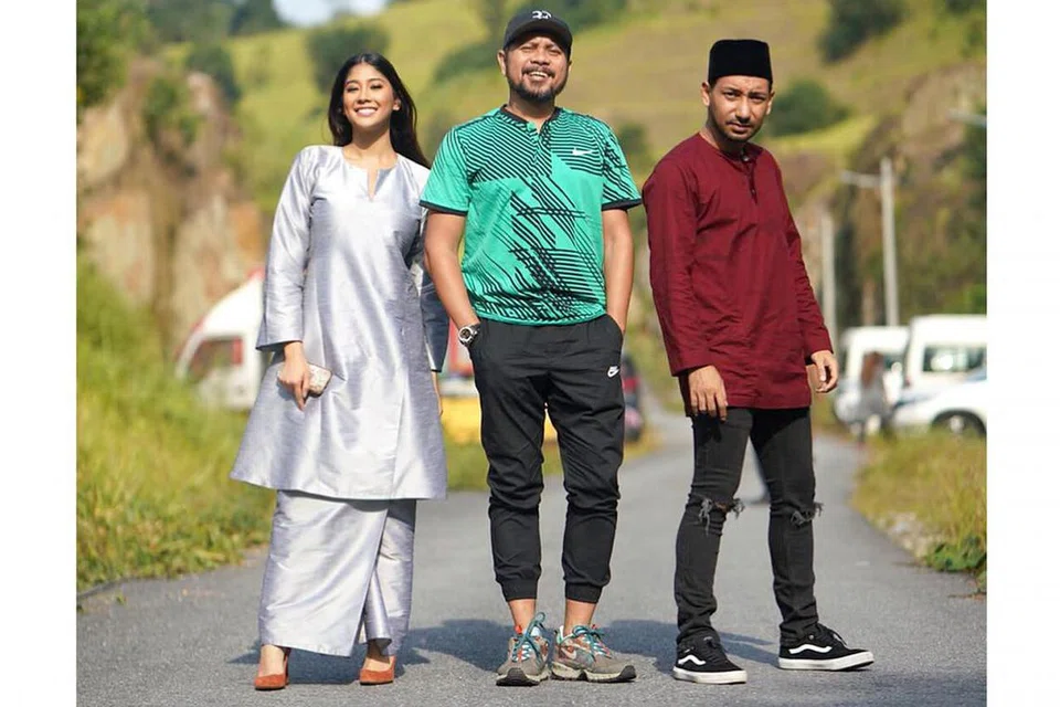 PELUANG BERAKSI DI MALAYSIA: Bakat asal Singapura Sofia Dendroff (kiri) mengongsi gambar di sebalik tabir filem 'Bulan & Pria Terhebat' arahan pengarah terkenal Malaysia Ghaz Abu Bakar (tengah). Filem itu antara lain dibintangi Zizan Razak (kanan). - Foto ihsan ZIZAN RAZAK