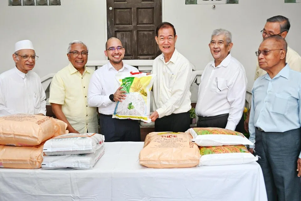 Acara penyerahan beras di Masjid Ba’alwie pada 12 Februari disempurnakan Presiden Singapore Buddhist Lodge, Encik Tan Lee Huak (empat dari kiri) bersama (dari kiri) imam Masjid Ba’alwie, Habib Syed Hassan Al-Attas; mantan Setiausaha Parlimen Kanan (Pendidikan merangkap Tenaga Manusia), Encik Hawazi Daipi; dan Setiausaha Parlimen Kanan (Pendidikan merangkap Pembangunan Negara), Dr Syed Harun Alhabsyi.