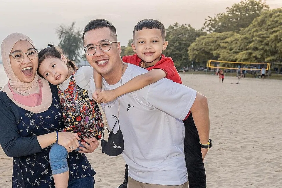 SEGALANYA BUAT KELUARGA: Rapper dan usahawan fesyen jalanan, Fizz Ghetto, menghasilkan lagu 'Sempurna' sebagai mengimbas perubahan hidupnya setelah bergelar bapa buat Muhammad Hariz Ilhan (kanan) dan Nur Hasya Izzah. Bersama mereka ialah isterinya, Nur Izwani Busrah. - Foto BH oleh NUR DIYANA TAHA
