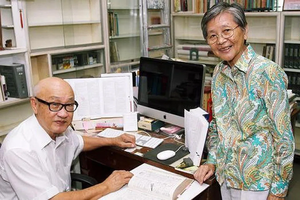 KEPENTINGAN BAHASA: Ketika bahasa Melayu mekar sebagai bahasa pengantar di rantau ini, akhbar dan persuratan Melayu turut disumbangkan oleh kaum Cina. Antara mereka ialah, Profesor Leo Suryadinata, Dr Liaw Yock Fang, Profesor Yang Quee Yee dan isterinya, Cik Chan Maw (gambar) dan terkini, Encik Peter Augustine Goh. 