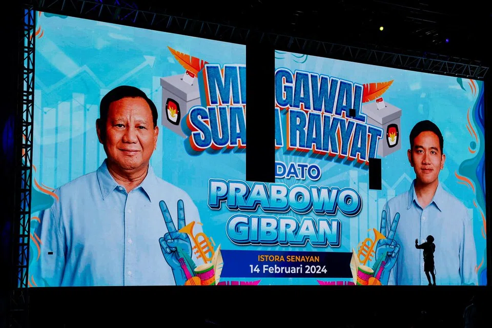 Kain rentang menunjukkan gambar pasangan Encik Prabowo Subianto (kiri) dan Encik Gibran Rakabuming Raka. Pasangan itu diramal oleh beberapa tinjauan kiraan pantas sampel undi sebagai mendahului pesaing mereka dalam pilihan raya presiden Indonesia pada 14 Februari.