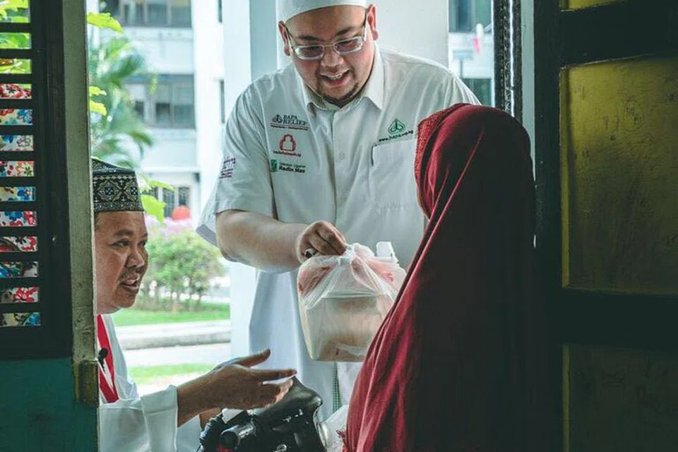 Perteguh hubungan sesama insan. Tatkala kita lapar dan dahaga, kita diingatkan betapa peritnya kesusahan yang dialami oleh golongan fakir dan miskin. Lantas, lahir rasa empati yang menggerakkan kita untuk berinfak dan bersedekah.