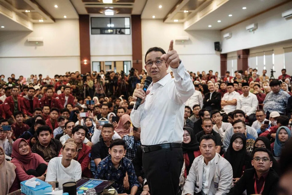 Calon presiden, Encik Anies Baswedan (tengah), berucap dalam satu sesi dialog sebagai sebahagian kempen pilihan rayanya di Universiti Bina Bangsa di Serang, pada 21 Disember.