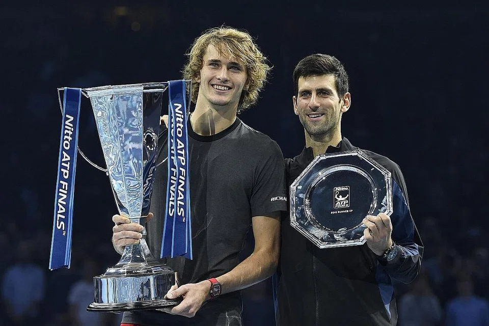 BINTANG TENIS DUNIA: Singapura mungkin akan mengalu-alukan kehadiran bintang tenis dunia seperti juara Final ATP tahun ini, Alexander Zverev (kiri) dan Novak Djokovic, jika mendapat lampu hijau menganjurkan kejohanan itu mulai 2021. - Foto EPA-EFE