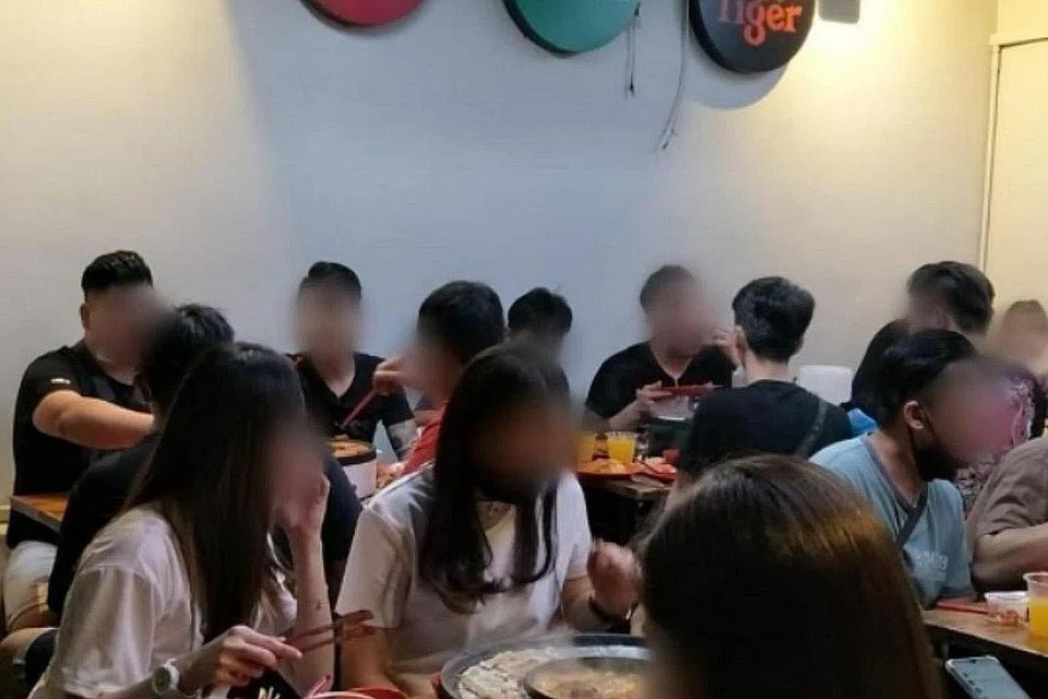 LANGGAR PERATURAN: Sekumpulan lapan orang didapati bercampur bebas di tempat makan Chong Qing Steamboat di Beach Road. - Foto URA