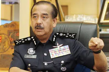 Ketua Polis Negara, Tan Sri Razarudin Husain, beri amaran supaya orang ramai tidak sesekali mengaitkan institusi istana dengan kes serangan jenayah terhadap tiga pemain boleh sepak kebangsaan di Malaysia, baru-baru ini. 