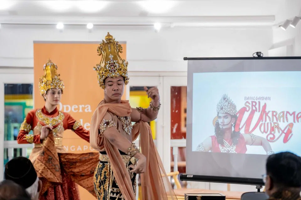 Pelakon teater, Fandy Ahmed, akur perlu peka dengan lenggok dan telo perbualan orang Jawa demi menjayakan watak ‘Hayam Wuruk’, selain melakukan kajian mendalam mengenai watak yang dibawakannya.